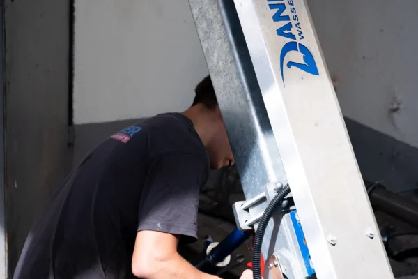 Danner-Techniker an der Rechenreinigungsmaschine im Kraftwerk Kaschütz