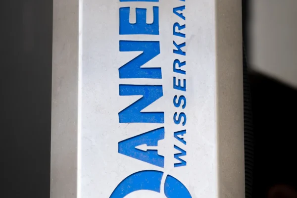 Rechenmaschine mit Danner-Logo im Kraftwerk Kaschütz