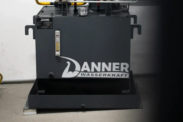Hydraulikaggregat von Danner Wasserkraft im Kraftwerk Kaschütz