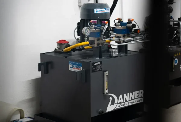 Hydraulikaggregat von Danner Wasserkraft im Kraftwerk Kaschütz