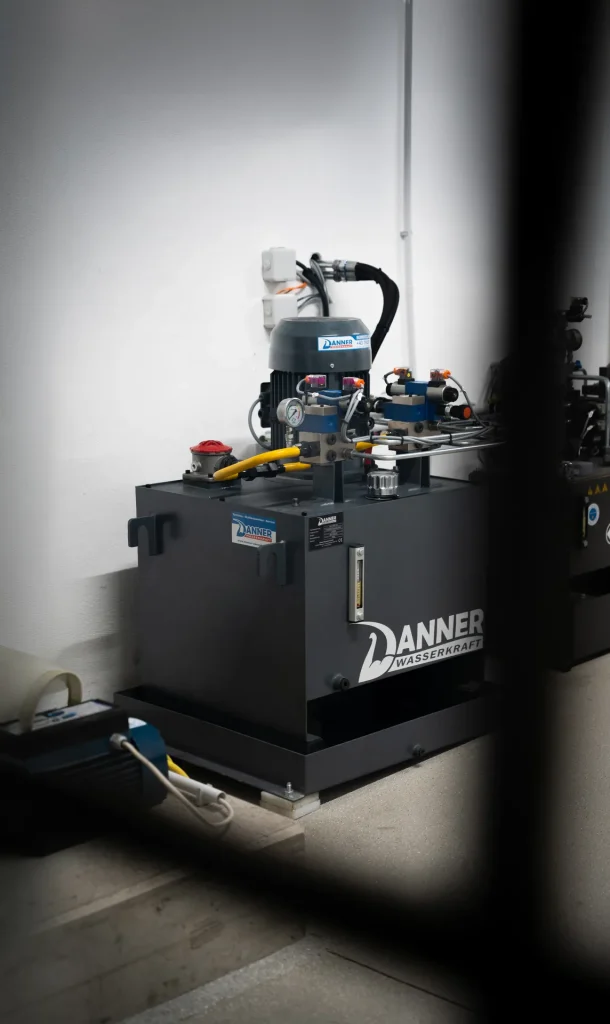 Hydraulikaggregat von Danner Wasserkraft im Kraftwerk Kaschütz
