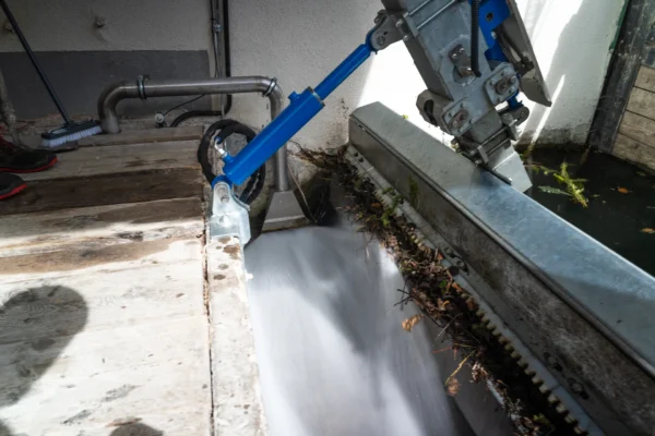 Rechenreiniger von Danner Wasserkraft im Betrieb, Kraftwerk Kaschütz