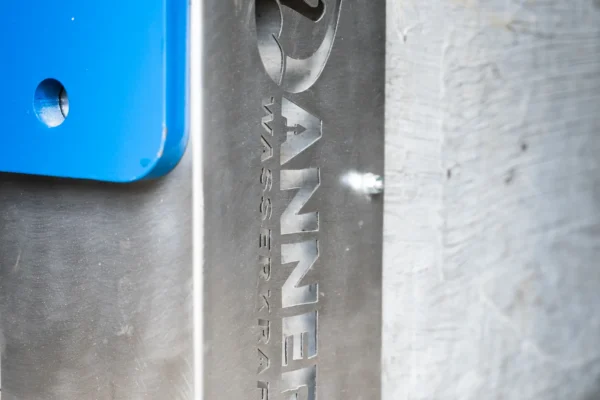 Stahlrahmen mit Danner-Logo im Kraftwerk Lampl