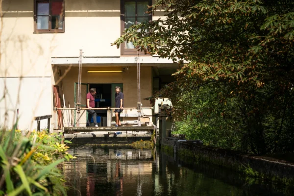 Krafthaus des Kraftwerks Lampl mit Oberwasser