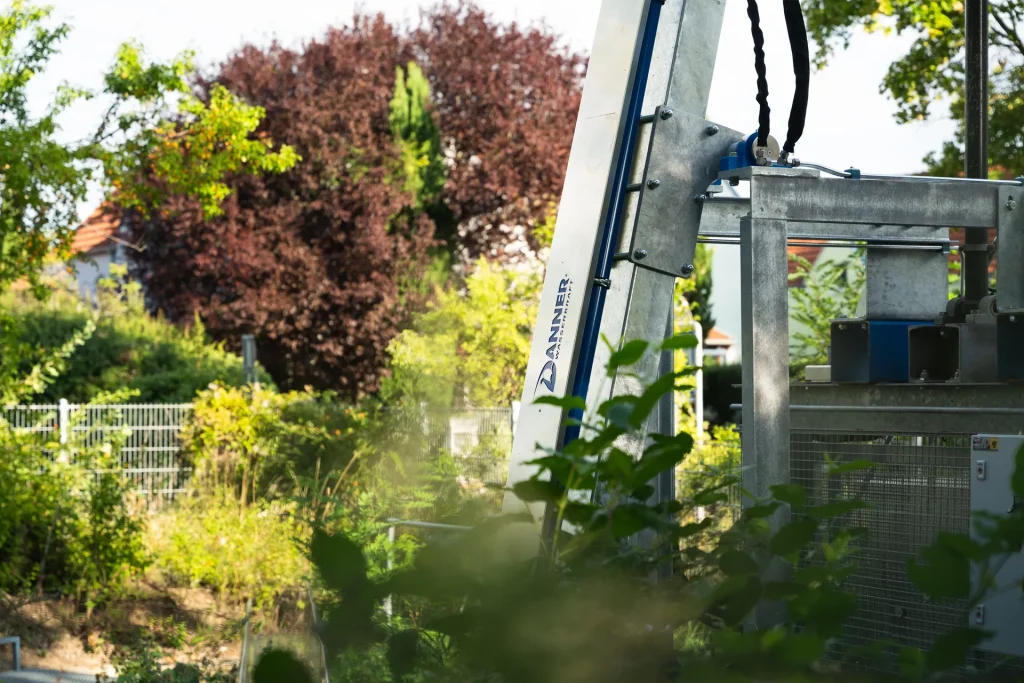 Rechenreinigungsmaschine der Wasserkraftanlage Lindner am Wiener Neustädter Kanal