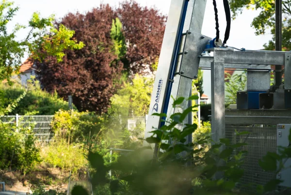 Rechenreinigungsmaschine der Wasserkraftanlage Lindner am Wiener Neustädter Kanal