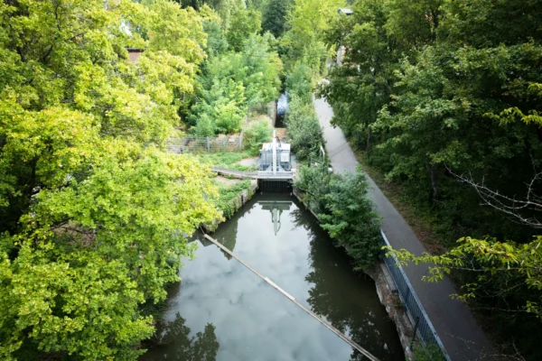 Luftbild des Oberwasserkanals mit Einlaufbauwerk, Kraftwerk Lindner