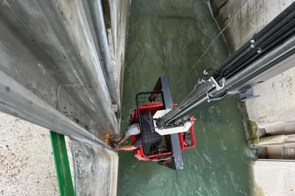 Blick in den Grundablass mit Hydraulikantrieb, Kraftwerk Merkenstetten