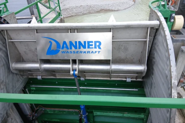 Spülklappe aus Edelstahl mit Danner-Logo über dem Grundablassschütz, Kraftwerk Merkenstetten