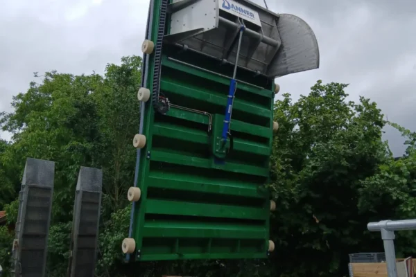 Neues Grundablassschütz für das Kraftwerk Merkenstetten beim Transport