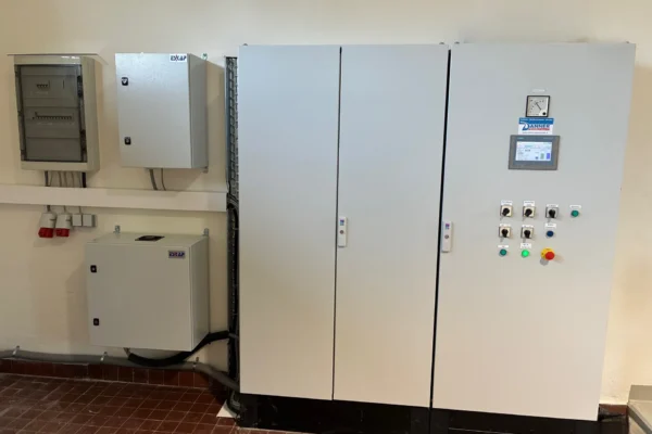 Schaltschrank der neuen Siemens-Anlagensteuerung im Kraftwerk Redtenbacher