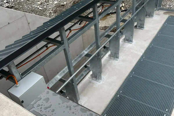 Laufsteg und Rechenreiniger am Einlauf des Kraftwerks Stegenwald