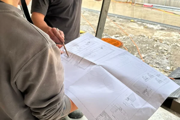 Planbesprechung auf der Baustelle des Kraftwerks Stegenwald