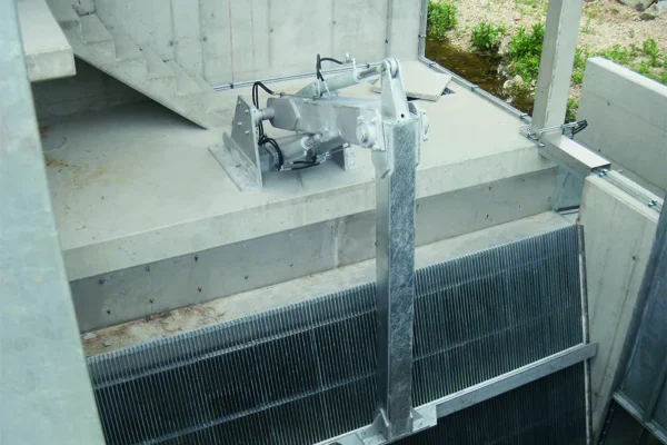 Rechenreinigungsanlage von Danner Wasserkraft am Einlaufrechen, Kraftwerk Stegenwald