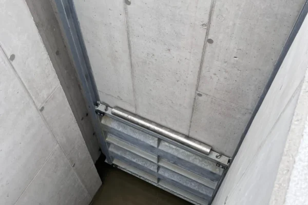 Schütz im Schacht des Kraftwerks Stegenwald