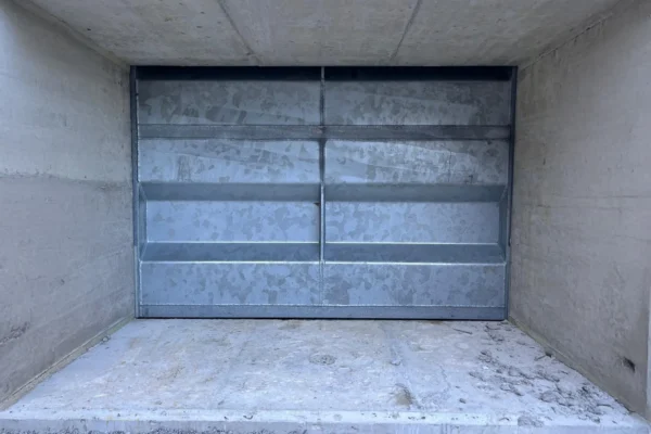 Stahlwasserbau-Verschluss im Betonbauwerk des Kraftwerks Stegenwald